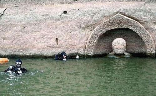 四川巴中一水库水位下降露出古墓