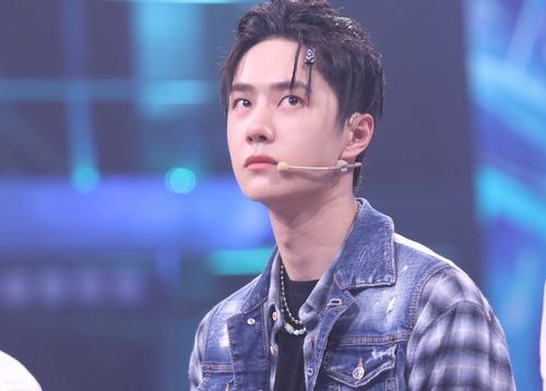 王一博被抓到摩天轮上了