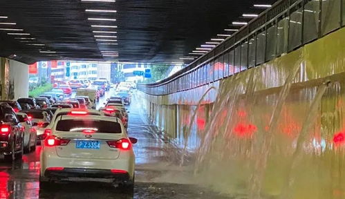 武汉暴雨街头有车“吃井盖”武汉暴雨街头惊现车辆吃井盖，城市安全与应急管理的双重挑战)