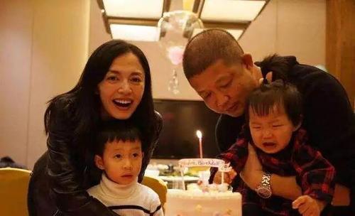 儿子过瘦遭质疑 姚晨:我真不是后妈(姚晨回应儿子过瘦质疑，我真不是后妈)
