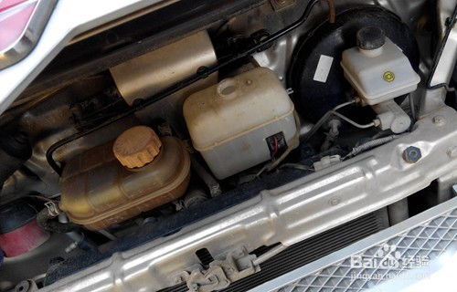 汽车水箱里加水能加多少(汽车水箱里加水能加多少，探究汽车水箱容量与加水量的关系)
