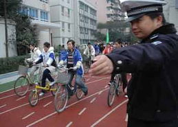 成都一小学开了个自行车驾校